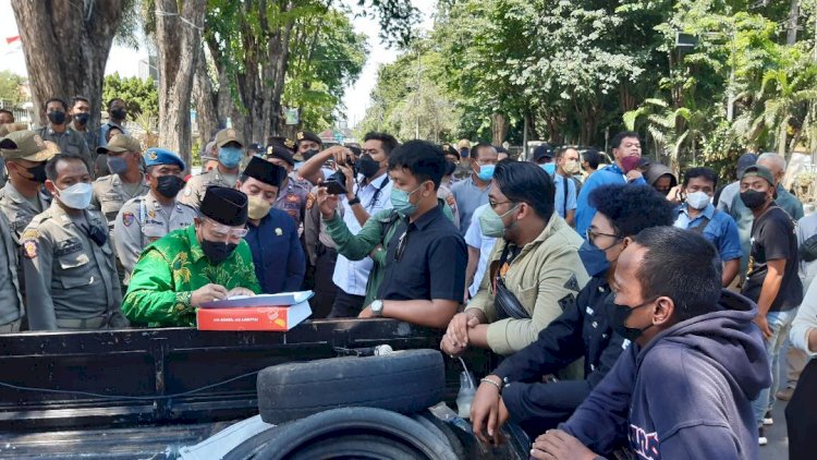 Warga Demo Rekrutmen Pegawai RSUD Krian