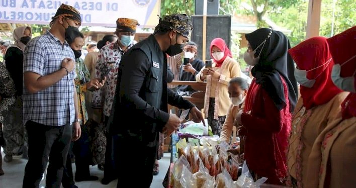 Bupati Lindra Kunjungi Seniman, Minta Patenkan Karya Seni Tuban