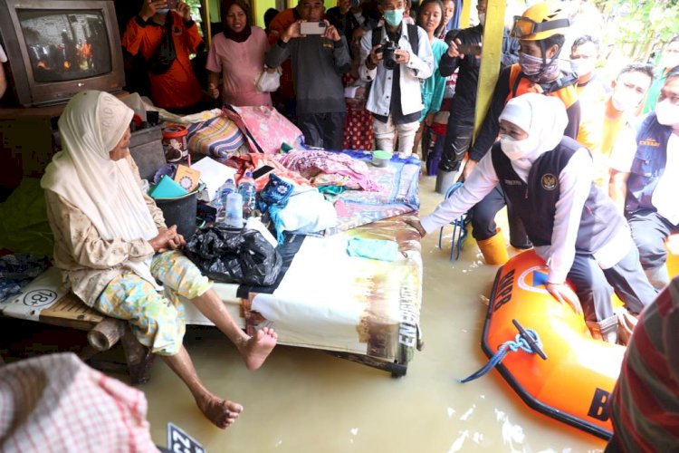 Tinjau Banjir Pamekasan, Gubernur Khofifah Kerahkan Semua Sumber Daya Pastikan Cepat Surut