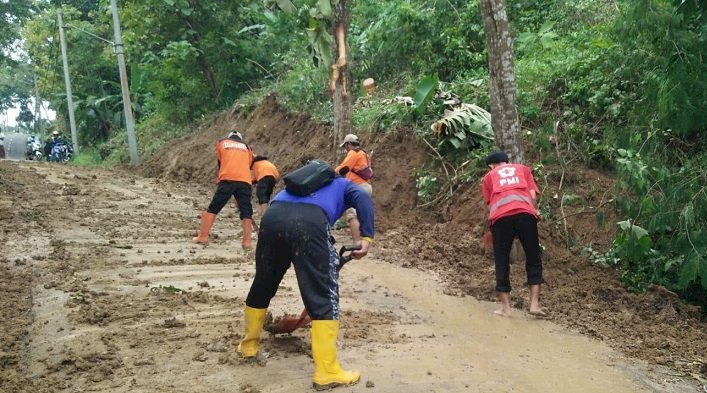 Hujan dan Longsor Sempat Tutup Jalan Desa di Pamekasan