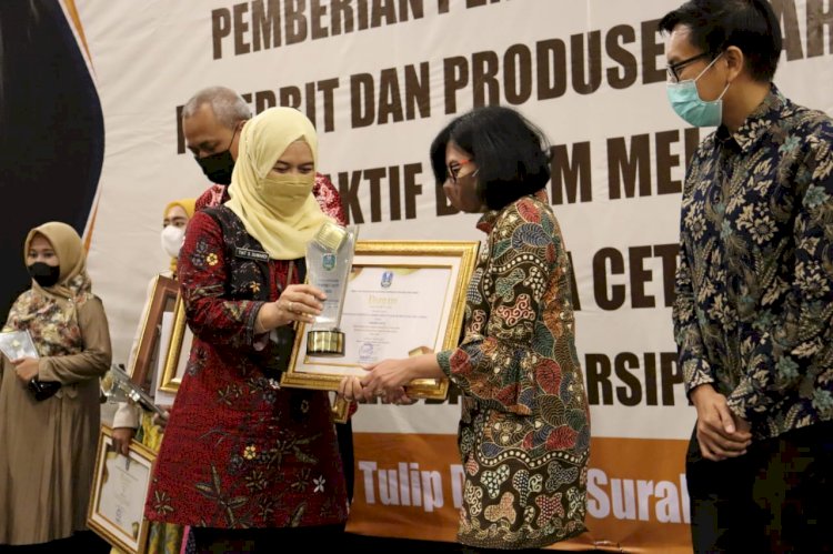 Tertib Serahkan KCKR, Disperpusip Jatim Beri Penghargaan kepada Sepuluh Penerbit Jatim