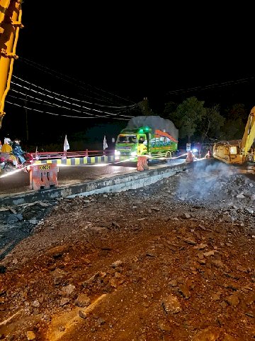 Gubernur Khofifah Target H-10 Lebaran Jembatan Ngaglik Lamongan yang Ambles Bisa Beroperasi Kembali