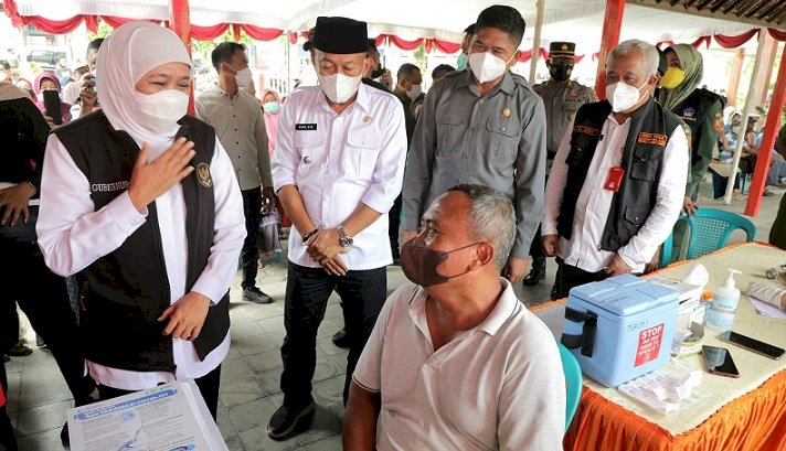 Gubernur Jatim Khofifah Indar Parawansa saat meninjau pelaksanaan vaksin booster.