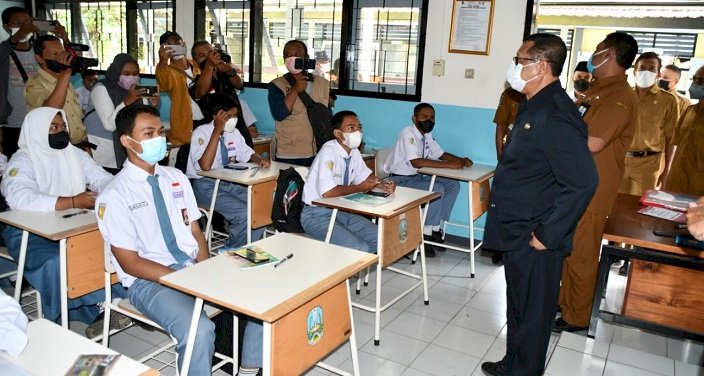 Sidak Uji Coba PTMT 100 Persen di Tulungagung, Bupati Maryoto Ingatkan Tetap Patuhi Prokes