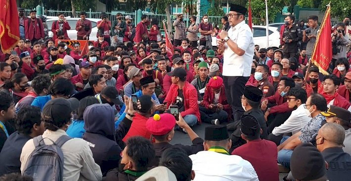 Terima Aspirasi Mahasiswa di Surabaya, Pimpinan DPRD Jatim Berbaur dengan Demonstran