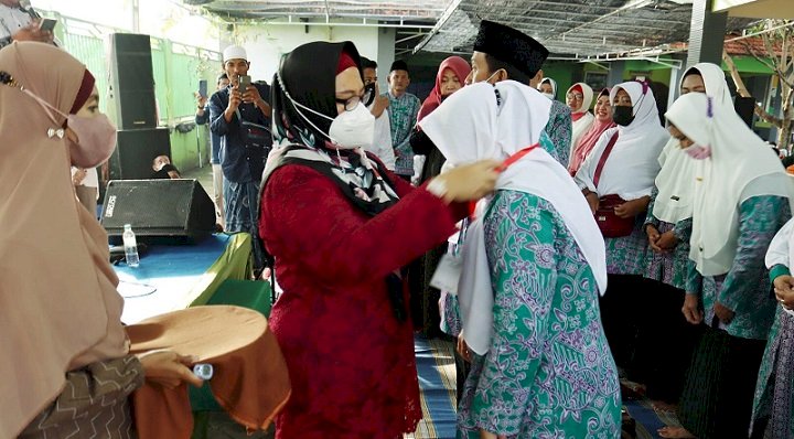 Dilepas Wakil Bupati Gresik, Calhaj Menganti Teteskan Air Mata