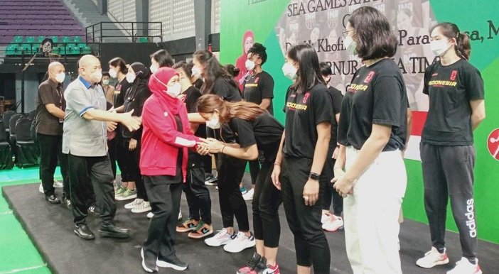 Gubernur Khofifah Lepas Atlet Basket Putri Indonesia ke Sea Games di Vietnam