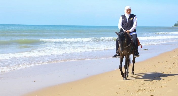 Dengan Berkuda, Gubernur Khofifah Nikmati Indahnya Pantai Slopeng