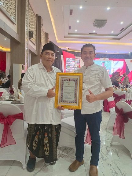 Polda Jatim Beri Penghargaan Ketua PCNU Bondowoso