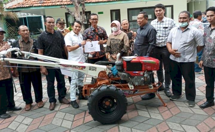 Adies Kadir dan Golkar Sidoarjo Bantu Hand Traktor