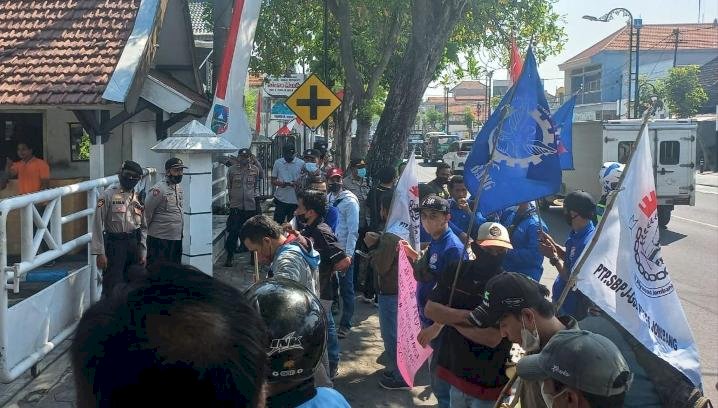 Tuntut Pencabutan Omnibus Law, Buruh di Jombang Demo