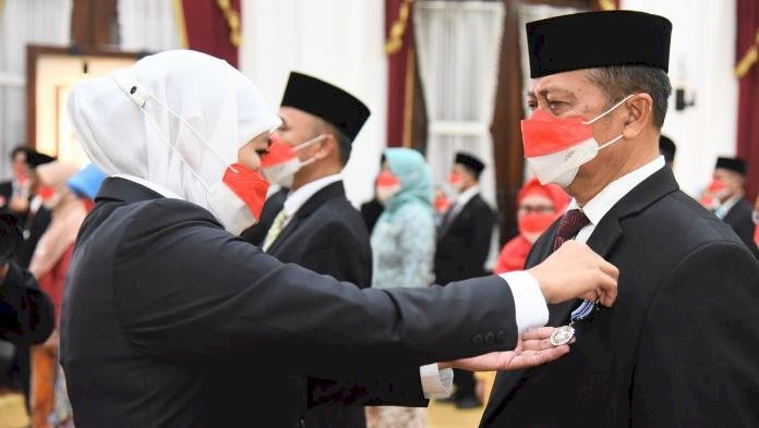 150 ASN Jatim Terima Anugerah Satyalancana Karya Satya 2022, Disematkan Langsung Gubernur Khofifah