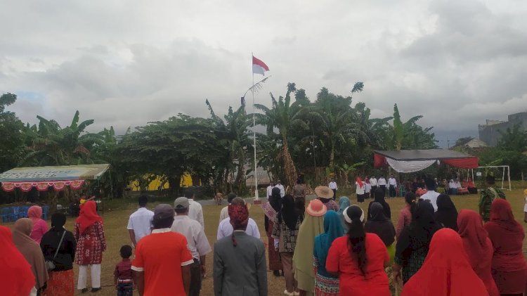 Ikuti Upacara Bendera, Warga Gunakan Pakaian Unik