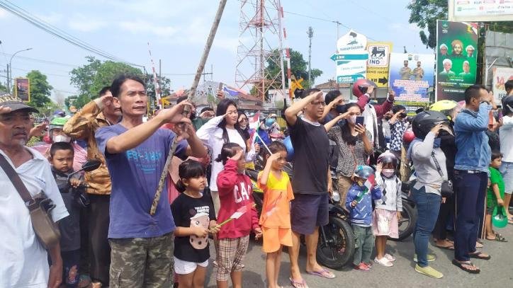 Detik-Detik Proklamasi, Ratusan Pengguna Jalan Nyanyikan Indonesia Raya