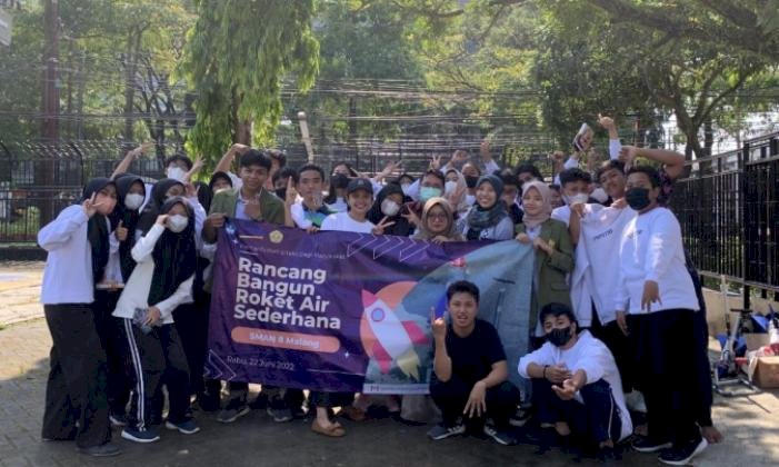 Serunya Belajar Rancang Bangun Roket Air di SMAN 8 Kota Malang