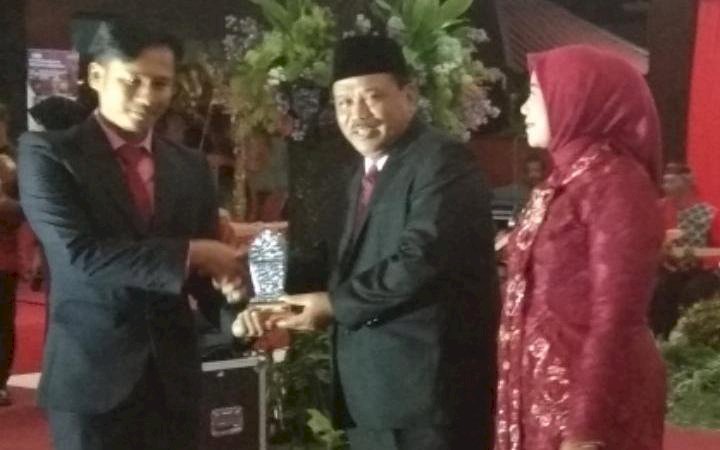 Plt Bupati Marhaen Serahkan Nganjuk Informatif Award