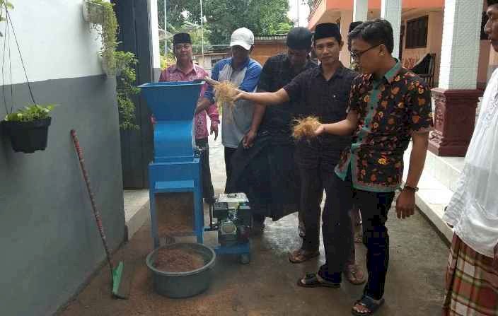 Tim Pikat UPN Jatim Blusukan ke Sumenep,  Ajari Ubah Sabut Kelapa Jadi Cocofiber dan Cocopeat