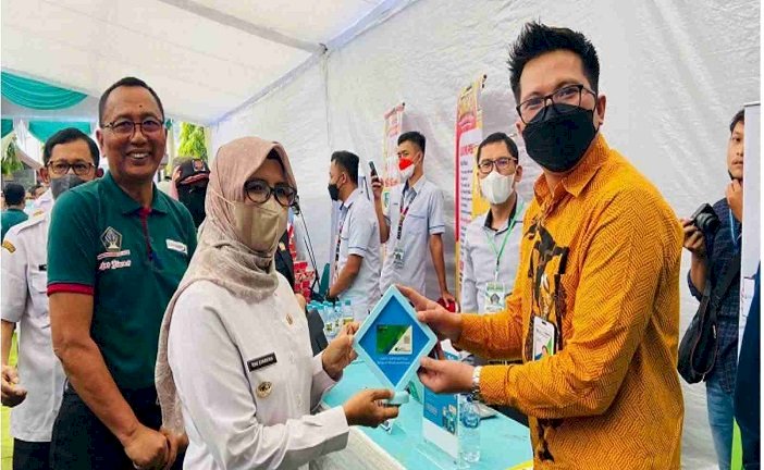 Bupati Blitar Rini Syarifah Terima Kartu Kehormatan BPJS Ketanagkerjaan