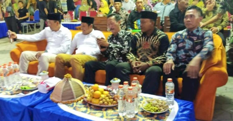 Wabub Subandi Tonton Wayang Kulit di Ruwat Desa Semampir