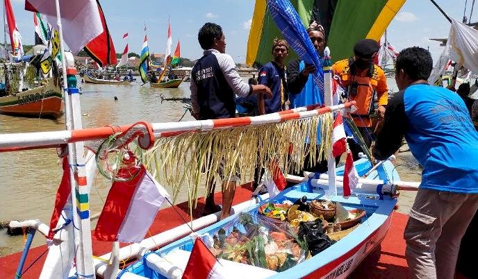 Budaya Larung Sesaji di Lingkungan Nelayan, Pemkab Tuban Beri Apresiasi