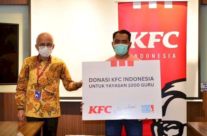 KFC Serahkan Donasi pada Yayasan 1000 Guru