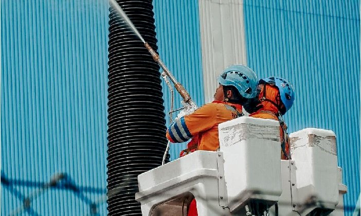 Jaga Keandalan Lisitrik Jelang KTT G20, PLN Lakukan Cleaning Insulator dengan Metode Baru pada Sistem 500 kV di PLTU Paiton