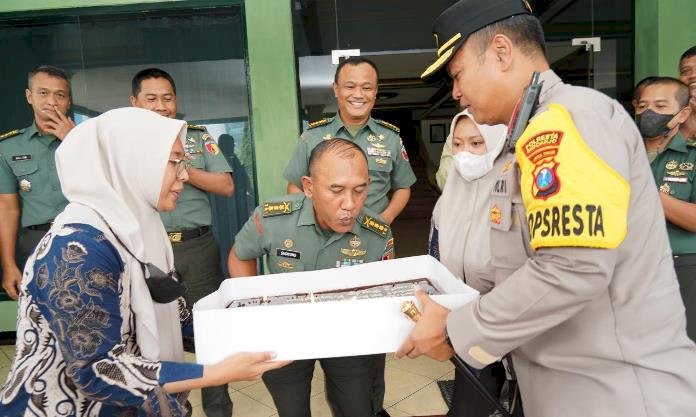 HUT Ke-77 TNI, Kapolresta Sidoarjo Berikan Kejutan ke Markas Korem 084/BJ
