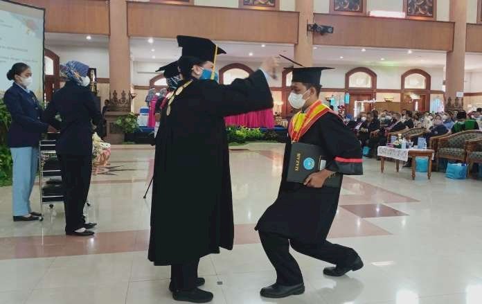 Stikes Hang Tuah Surabaya Luluskan 329 Wisudawan, Siap Jalin Kerja Sama dengan Luar Negeri 