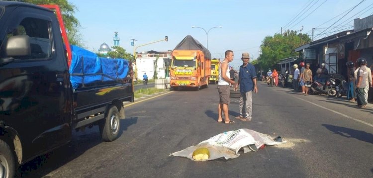 Oleng saat Nyalip, Pemotor Tewas Terlindas Truk