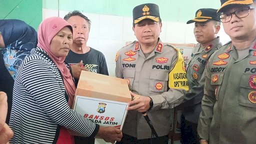 Kapolda Jatim Beri Bantuan Korban Banjir Kalibaru di Banyuwangi