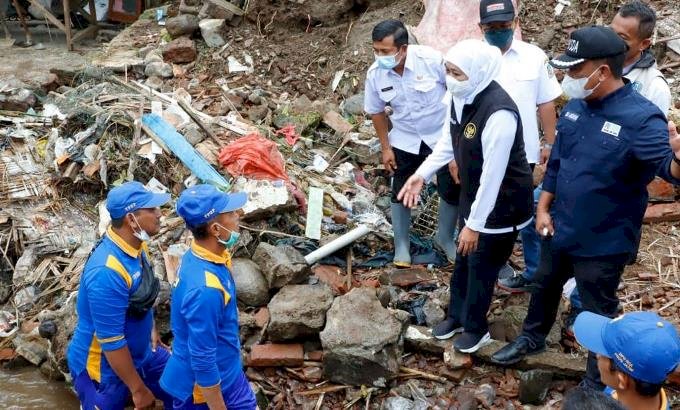 Serahkan Bantuan Korban Banjir Banyuwangi, Khofifah Usulkan Relokasi  Huntap  di Atas Lahan PTPN XII