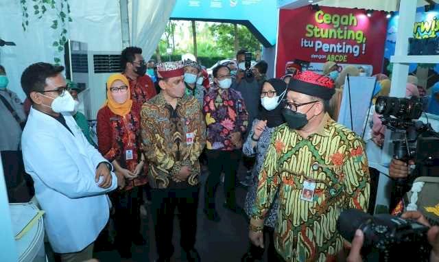 Puncak HKN Ke-58 di Jawa Timur,  102 Nakes Jatim Terima Penghrgaan dari Gubernur Khofifah
