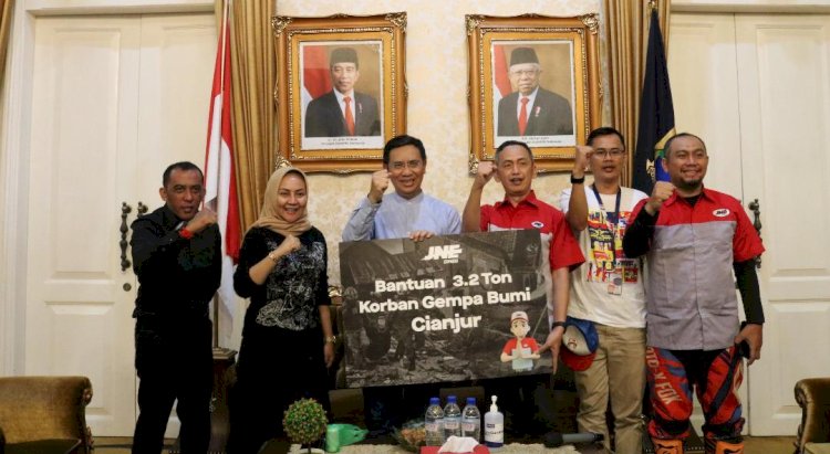 JNE Beri 3,2 Ton Bantuan ke Pemkab Cianjur