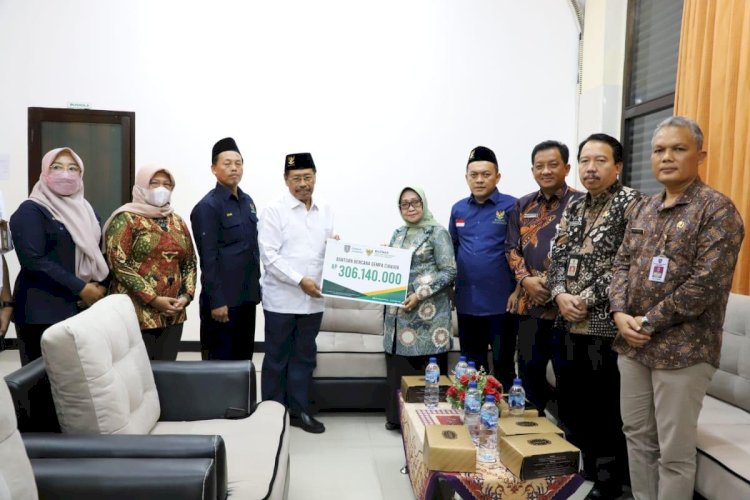 Peduli Cianjur, Bupati Jombang Donasi ke Baznas Jatim