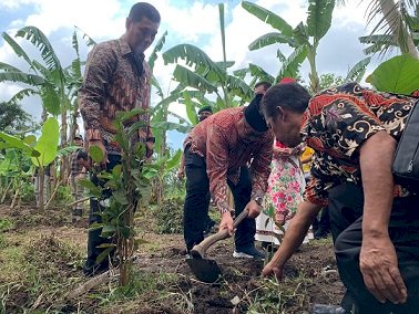 Antisipasi Erosi, Warga Badean Tanam Bibit Pohon