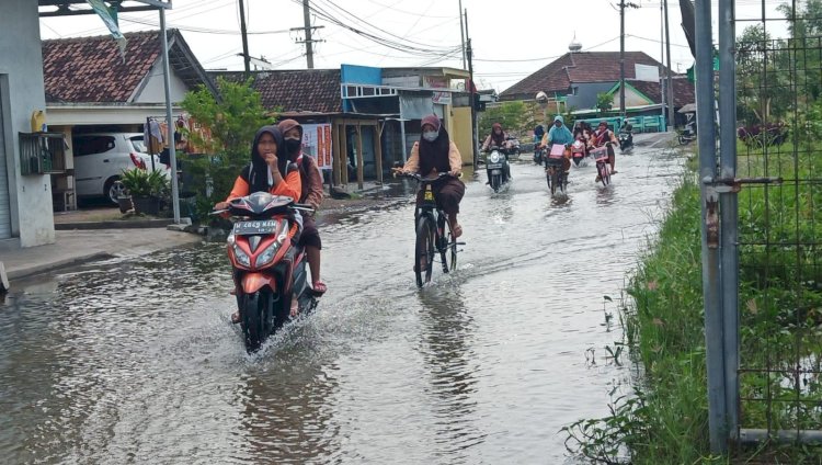 Tiga Pekan Banjir di Desa Kedungbanteng Belum Surut