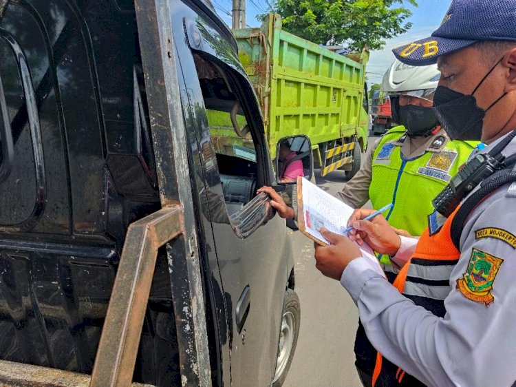 Parkir Ngawur, Ratusan Kendaraan di Mojokerto Ditilang