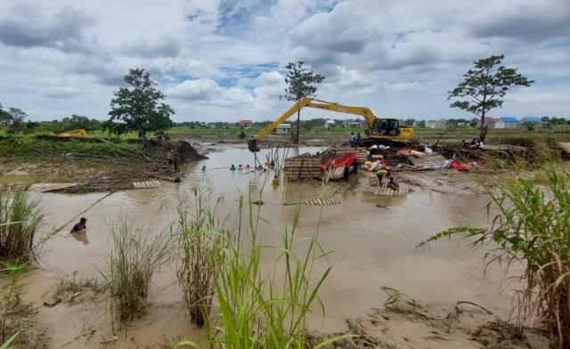 Cegah Banjir Meluas, DPUTR Gerak Cepat  Perbaiki Tanggul Jebol di Jono dan Keruk Kali Lamong 