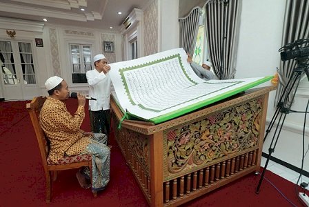 Tadarus di Rumdis, Gunakan Al-Quran Raksasa 1 x1,5 Meter