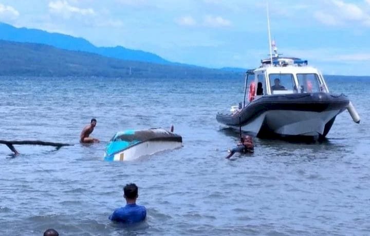 Perahu Nelayan Terbalik Dihantam Ombak di Selat Bali