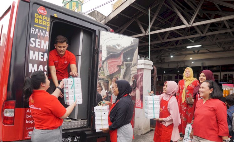 ABC Bagikan 14 Ribu Paket Buka Puasa dan Sahur di Surabaya