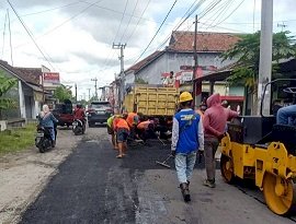 Separuh Jalan Poros Kecamatan di Banyuwangi Mulai Pengerjaan