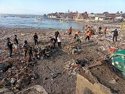 Warga Desa Tembokrejo Muncar Kerja Bakti Bersihkan Sampah Laut