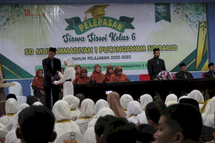 215 Murid SD Muhammadiyah 1 Sidoarjo Diwisuda