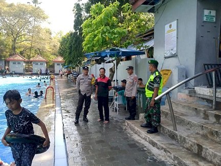 Sinergi Polisi dan TNI saat Libur Panjang, Amankan Tempat Wisata di Ngawi