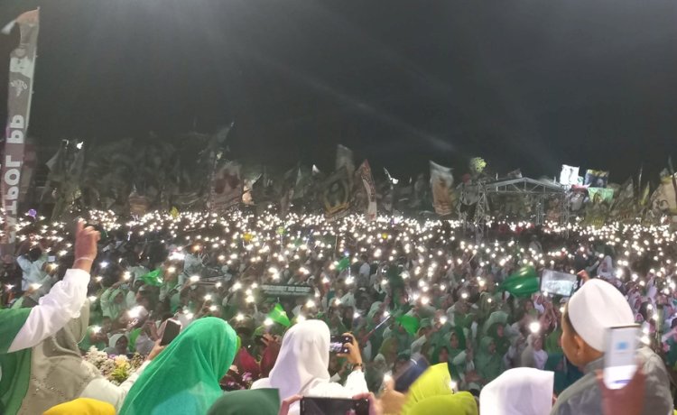 Ratusan Ribu Jamaah Salawat Bersama Habib Syech Assegaf dan Ning Ita