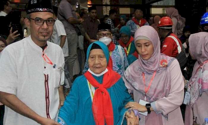 Kebahagiaan Masmuchibah, Jemaah Tertua yang Diberangkatkan SIG dari Kabupaten Gresik