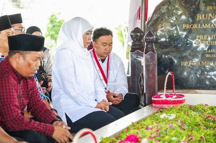 Bulan Bung Karno, Gubernur Khofifah Ziarah Makam Bung Karno Bersama Pimpinan Mahasiswa  ‘Cipayung Plus’ Jawa Timur