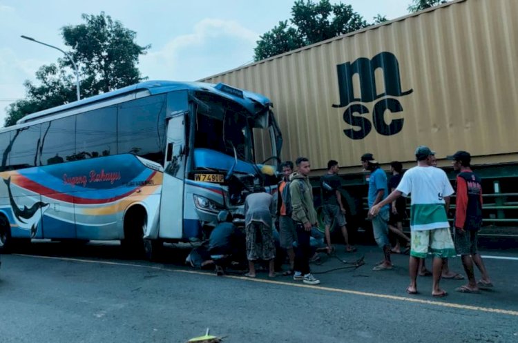 Bus Sugeng Rahayu Tabrak Truk, Sopir-Kernet Luka Parah