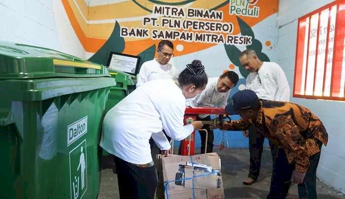 PLN UIT JBM Dukung Pengembangan UMKM Makanan Hingga Bank Sampah di Bawah Bentangan SUTT